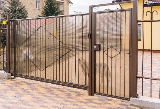 Купить ворота из профлиста с элементами ковки, с металлическими столбами в рамке или под дерево в Кстово от 152820 руб